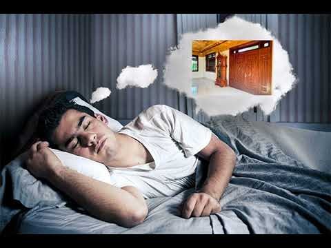 Cánh cửa nhà bị hư hỏng, tượng trưng cho sự mất an toàn và cần được bảo vệ