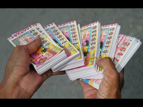 Một người đang mua vé số